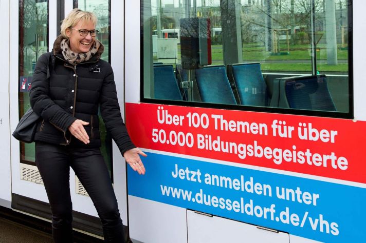 Mitarbeiterin Diane Schwertfeger vor Bahn der Bildung